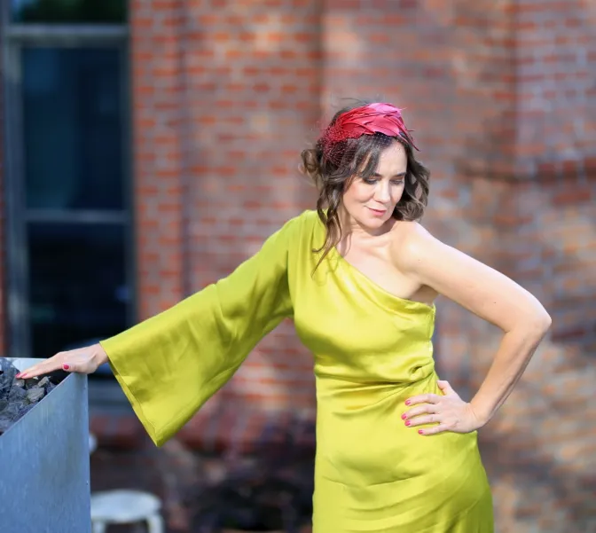 Wiśniowy fascynator z piór z woalką.