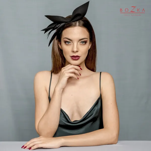 Czarna wieczorowa kokarda do włosów.