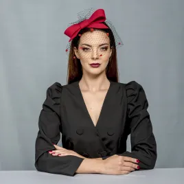 Czerwona wieczorowa opaska do włsów z woalką.