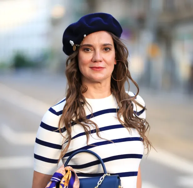 Granatowy beret francuski damski.