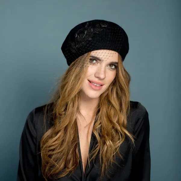 Stylowy beret damski z koralikami i woalką.