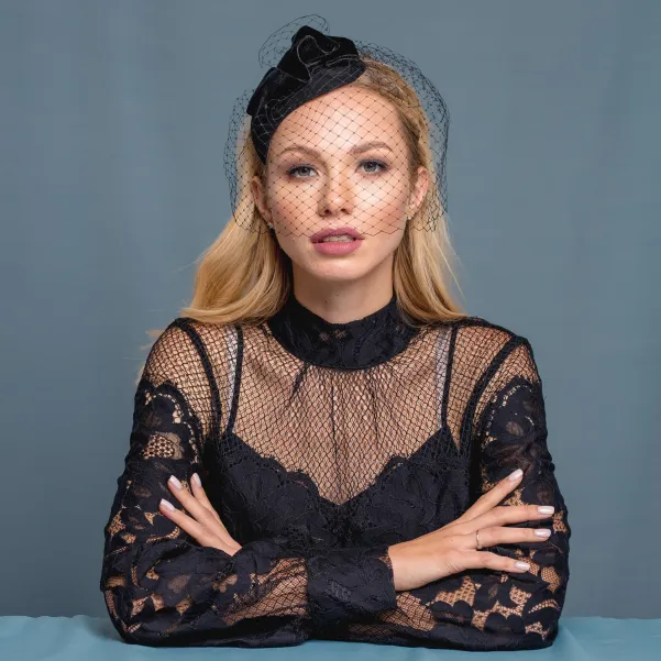 Ozdoba do włosów z woalką zakrywającą twarz.