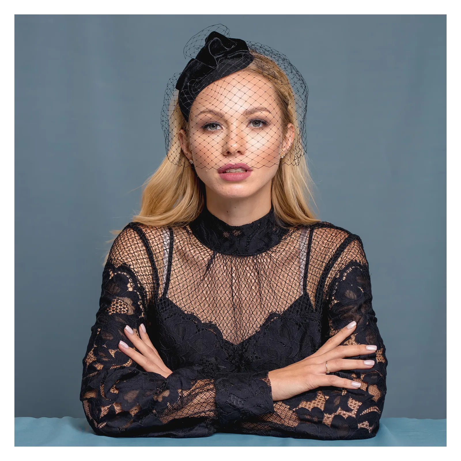 Ozdoba do włosów z woalką zakrywającą twarz.