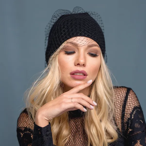 Czapka damska, czarna kaszmirowa z woalką elegancka, ekskluzywna. Czapka damska, czarna kaszmirowa z woalką elegancka, ekskluzywna.