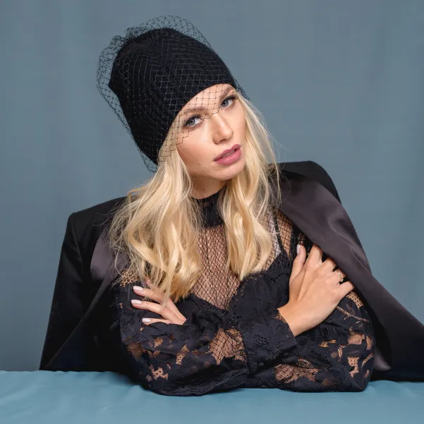 Czapka damska, czarna kaszmirowa z woalką elegancka, ekskluzywna. Czapka damska, czarna kaszmirowa z woalką elegancka, ekskluzywna.