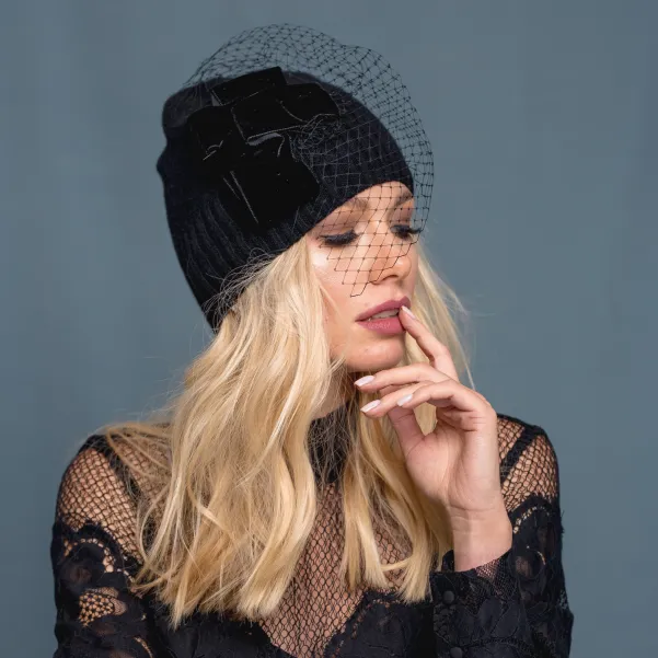 Kaszmirowa czapka z tiulem i aksamitną aplikacją.