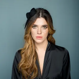 Stonowana czarna ozdoba na głowę kokarda z woalką.