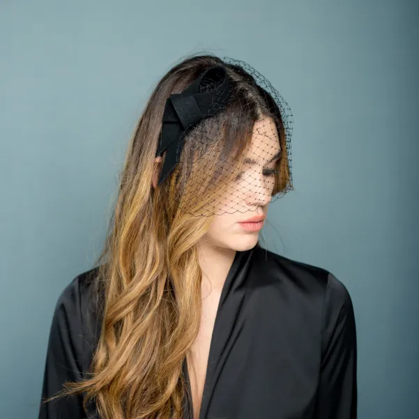 Stonowana czarna ozdoba na głowę kokarda z woalką.