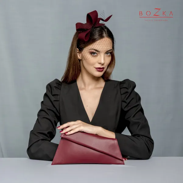 Opaska do włosów z bordową kokardą i woalką.