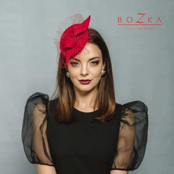 Nowoczesny stroik do włosów z woalką.