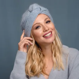 Stylowy turban na zimę błękitny.