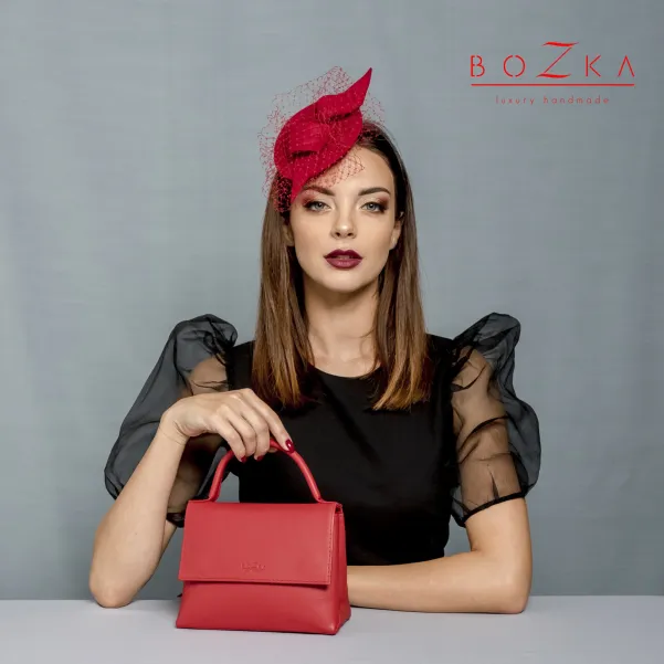 Nowoczesny stroik do włosów z woalką.