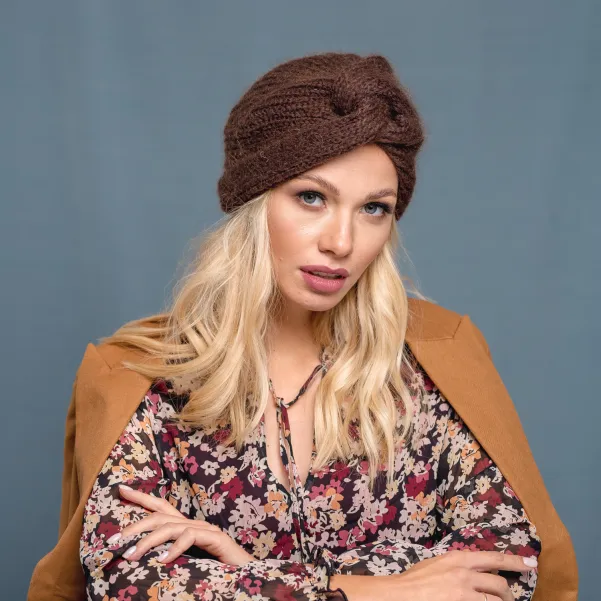 Stylowy brązowy turban na jesień i zimę.