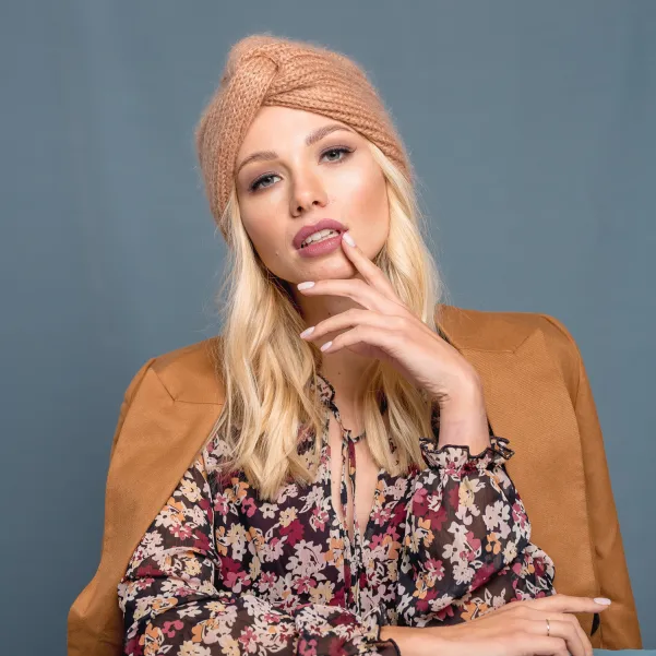 Stylowy turban na zimę w kamelowym odcieniu. Stylowy turban na zimę w kamelowym odcieniu.