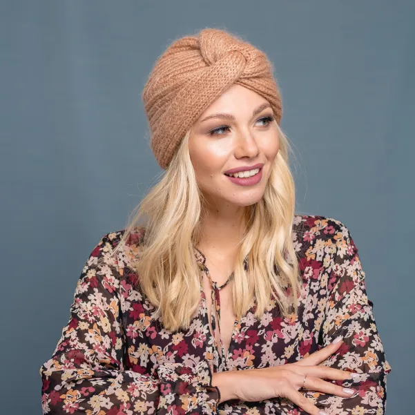 Stylowy turban na zimę w kamelowym odcieniu. Stylowy turban na zimę w kamelowym odcieniu.