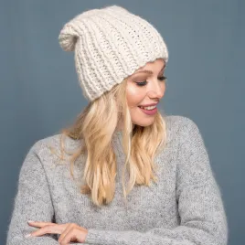 Ciepła zimowa czapka handmade ecru z wełny peruwiańskiej.