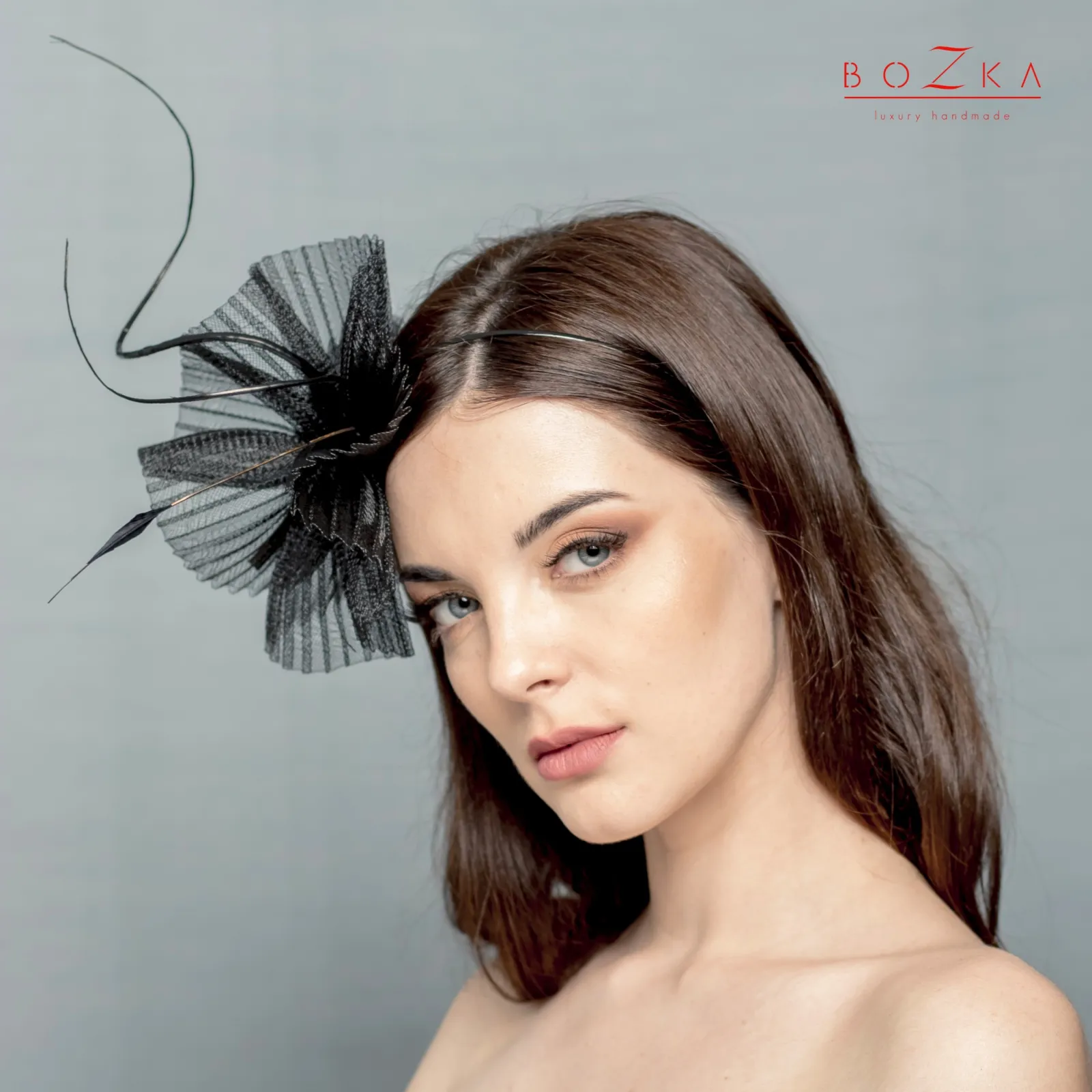 Czarny stroik do włosów z piórami.