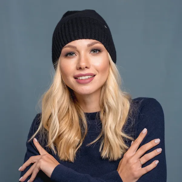 Klasyczna cienka czapka damska wełniano kaszmirowa.