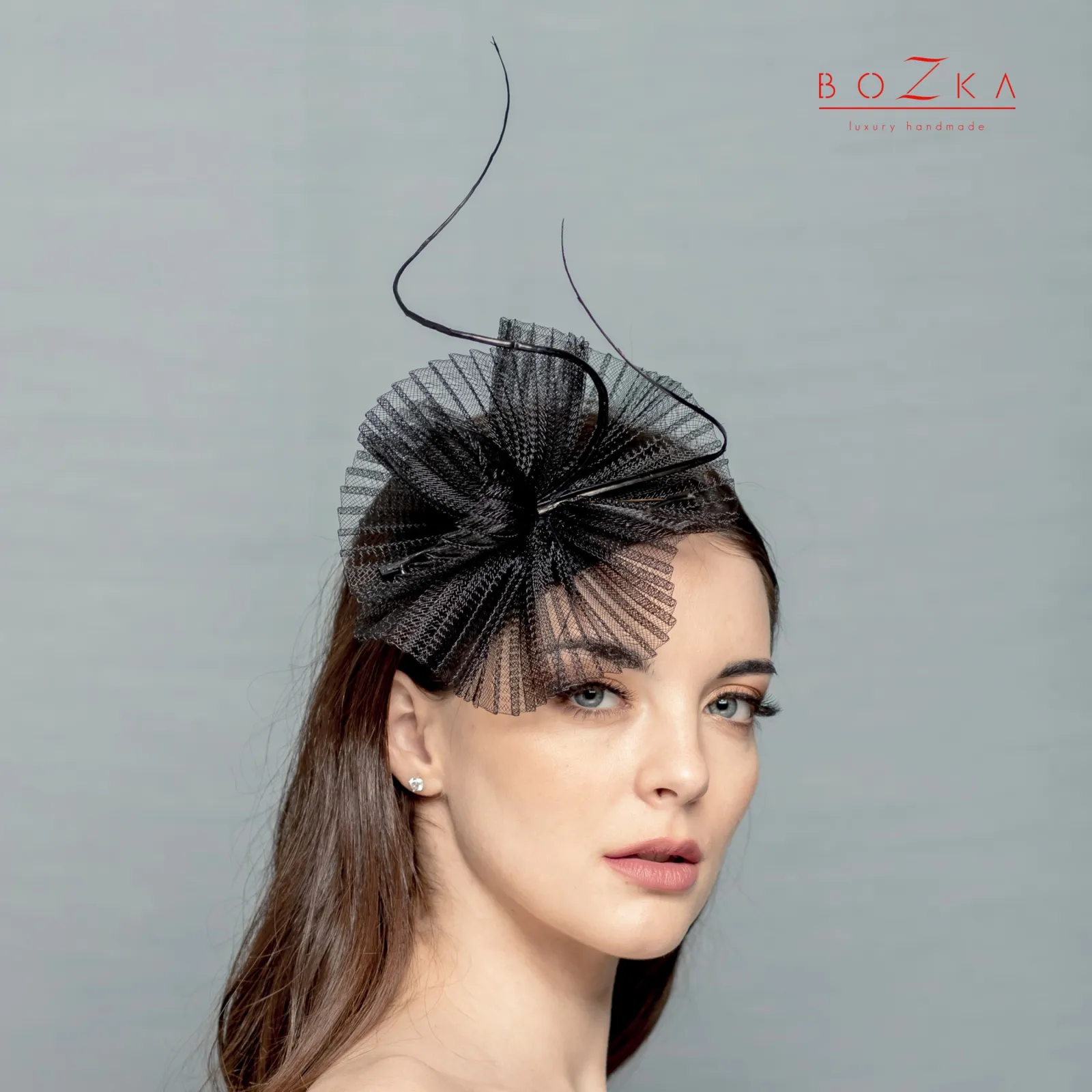 Czarny stroik do włosów z piórami.