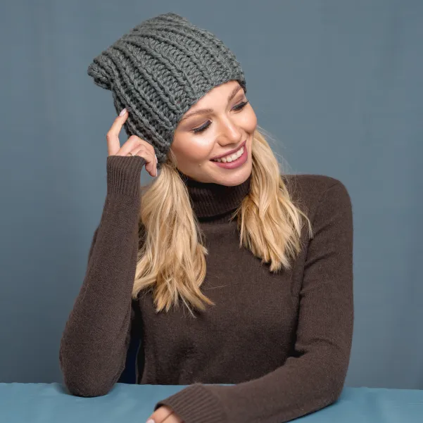 Czapka na drutach beanie z niegryzącej wełny zieleń khaki.