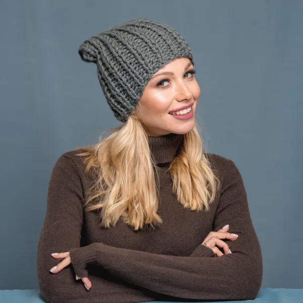 Czapka na drutach beanie z niegryzącej wełny zieleń khaki.