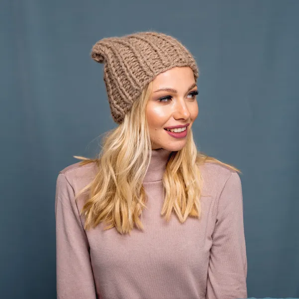 Wełniana beżowa czapka beanie robiona na drutach.
