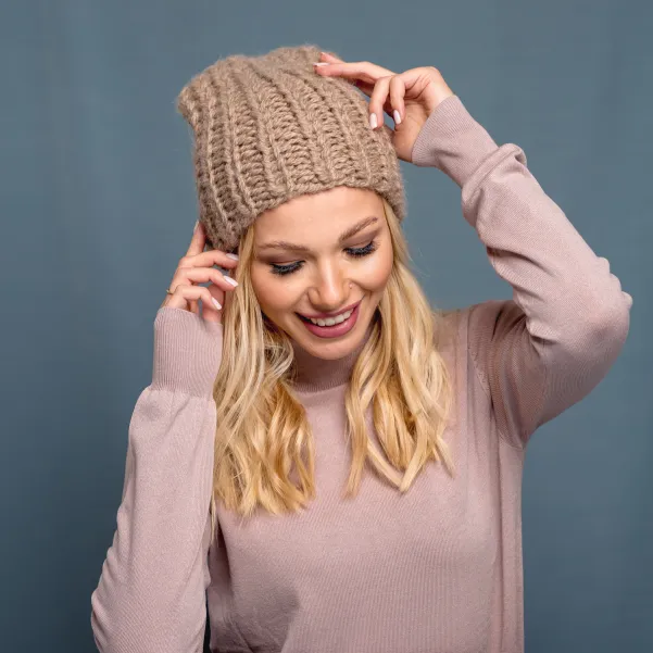 Wełniana beżowa czapka beanie robiona na drutach.