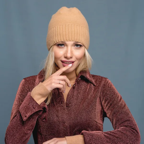 Klasyczna kamelowa czapka z kaszmirem polska marka.