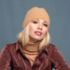 Klasyczna kamelowa czapka z kaszmirem polska marka.