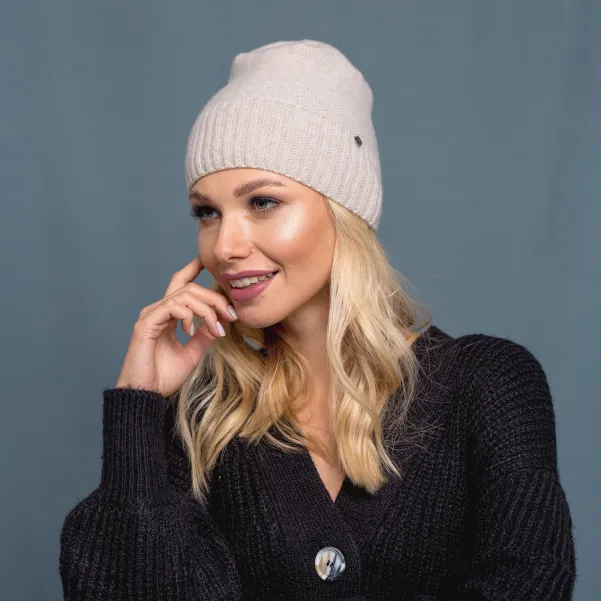 Beżowa czapka z wełną i kaszmirem polskiej marki. Beżowa czapka z wełną i kaszmirem polskiej marki.