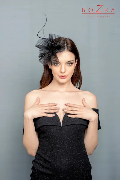 Czarny stroik do włosów z piórami.