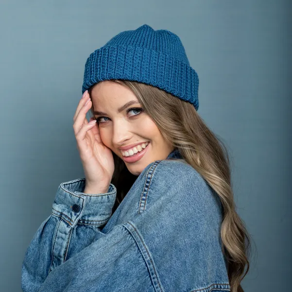 Morska czapka z wełny robiona na drutach.