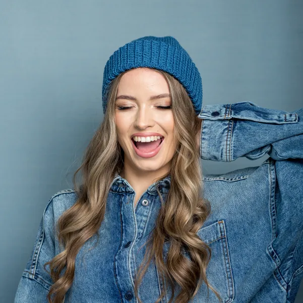 Morska czapka z wełny robiona na drutach.