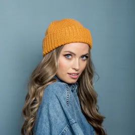 Pomarańczowa wełniana czapka damska złodziejka.