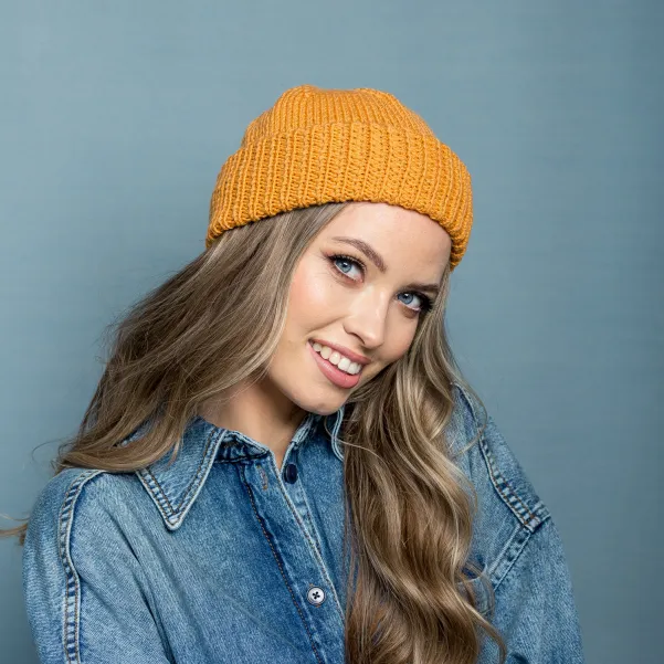 Pomarańczowa wełniana czapka damska złodziejka.