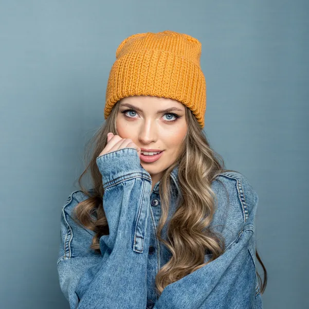 Pomarańczowa wełniana czapka damska złodziejka.
