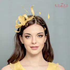 Delikatny żółty stroik z piórkami.