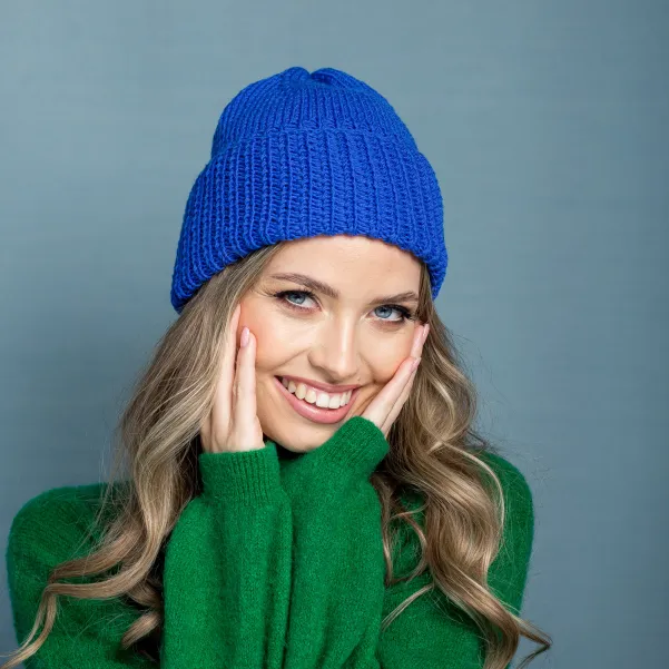 Kobaltowa czapka robiona na drutach alpaka.