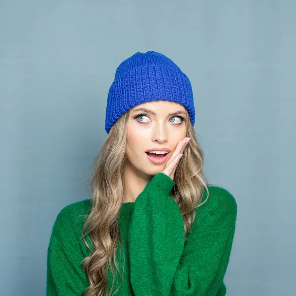 Kobaltowa czapka robiona na drutach alpaka.