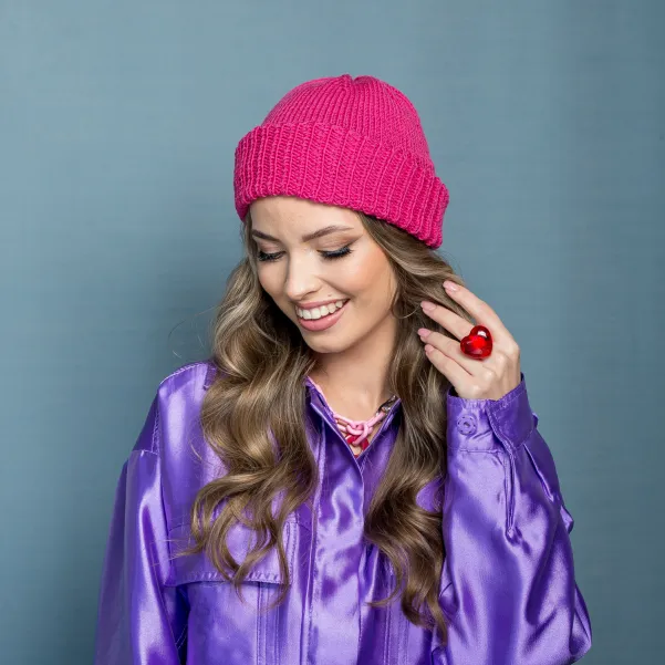 Wełniana czapka handmade soczysty róż.