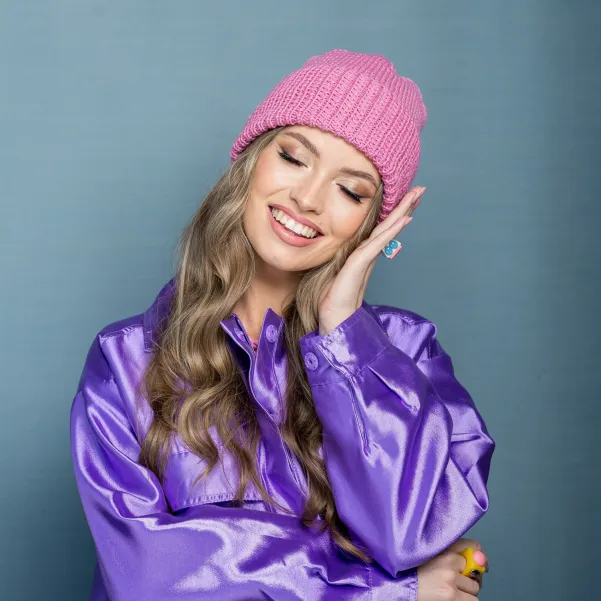 Różowa czapka z wełny merino handmade.