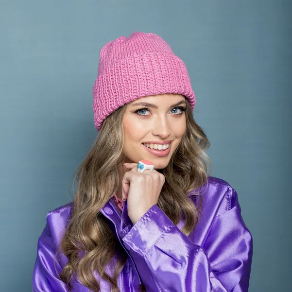 Różowa czapka z wełny merino handmade.