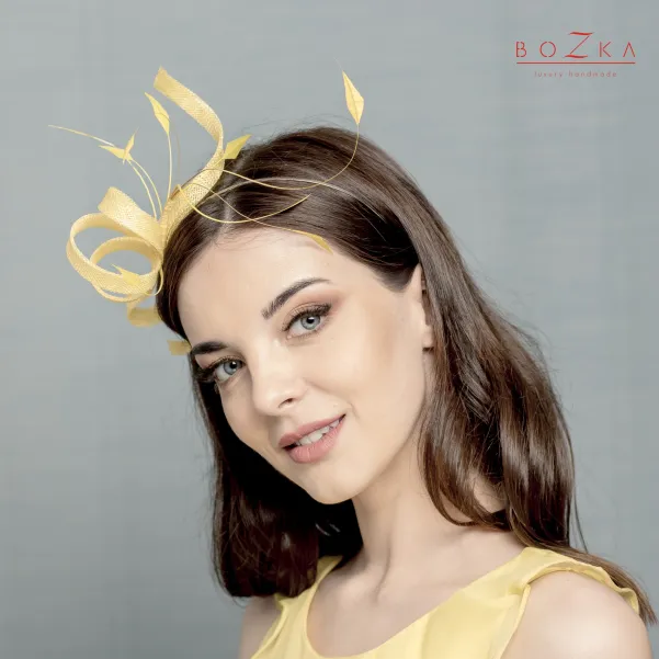 Delikatny żółty stroik z piórkami.