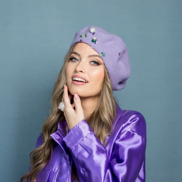 Liliowy beret zdobiony kolorowymi kamieniami.