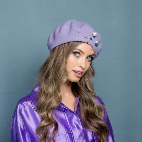 Liliowy beret zdobiony kolorowymi kamieniami.