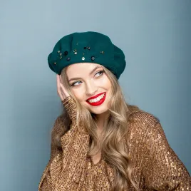 Fantazyjny zielony beret z błyskiem.