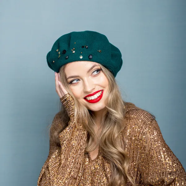 Fantazyjny zielony beret z błyskiem.