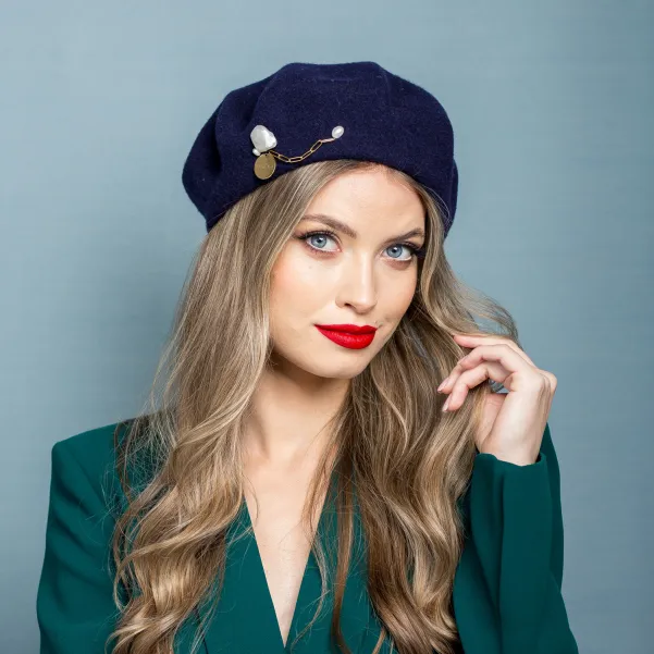 Granatowy beret francuski damski.