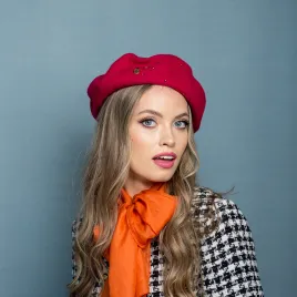 Różowy beret z delikatnym błyskiem.