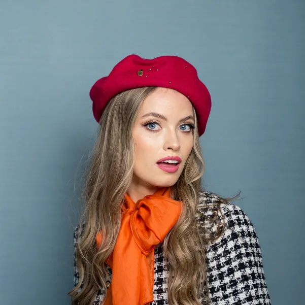 Różowy beret z delikatnym błyskiem. Różowy beret z delikatnym błyskiem.